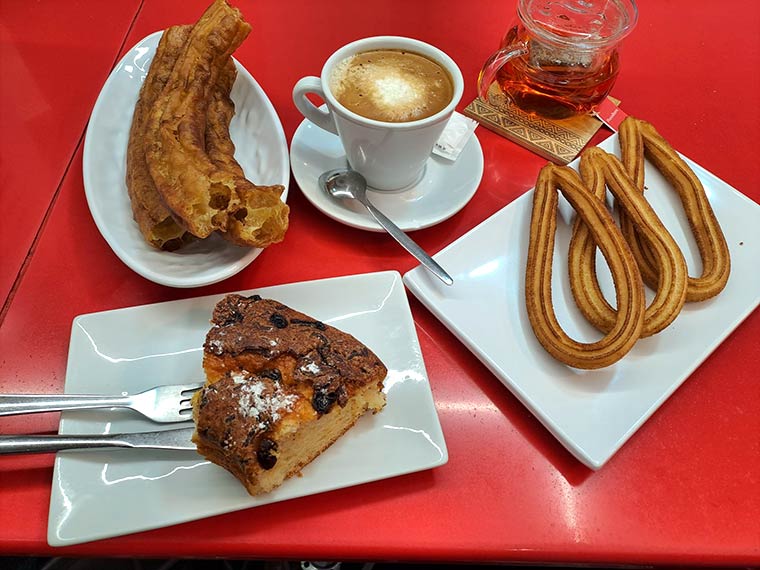 desayuno con café, churros, porras y tarta