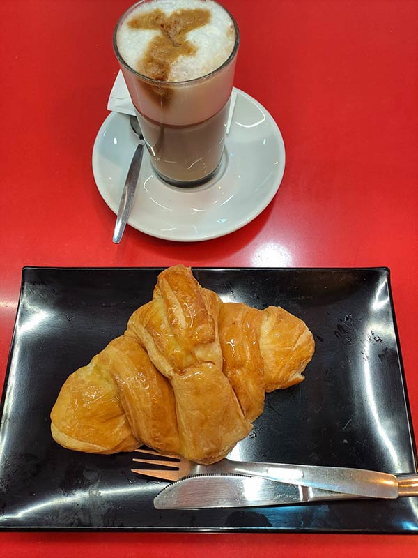 desayuno con croissant y café en Brihuega