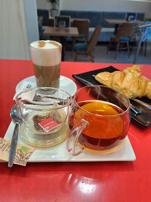 desayuno con té en cafetería Brihuega