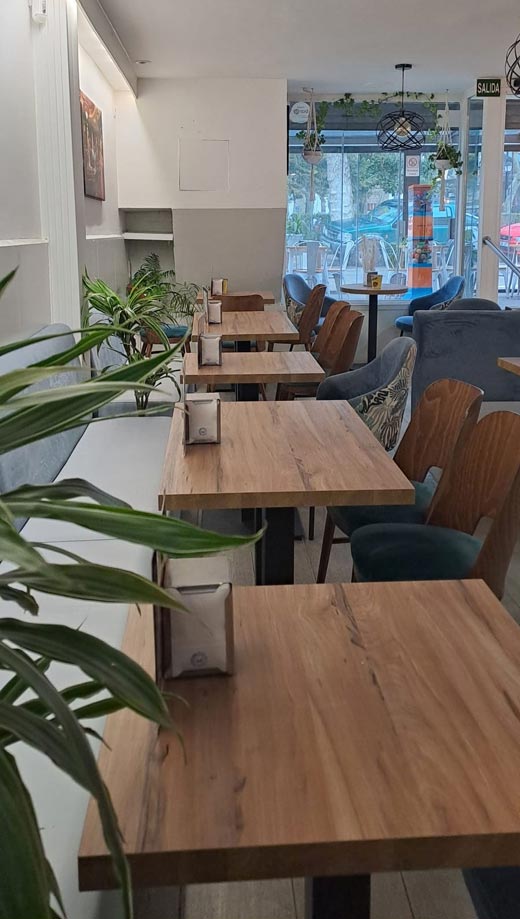 cafetería Brihuega mesas y ventana